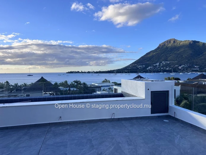 Penthouse face à la mer à Rivière Noire, 280m², 3 chambres, piscine privée, vue mer panoramique.