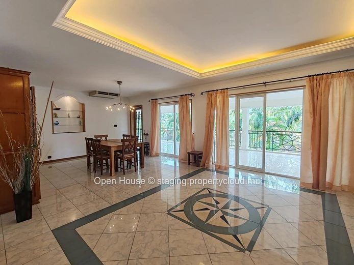VILLA MAURICIEN à vendre à Tamarin, Rivière Noire. Surface habitable 600m², terrain 1,477m², 5 chambres, bureau, pisc...
