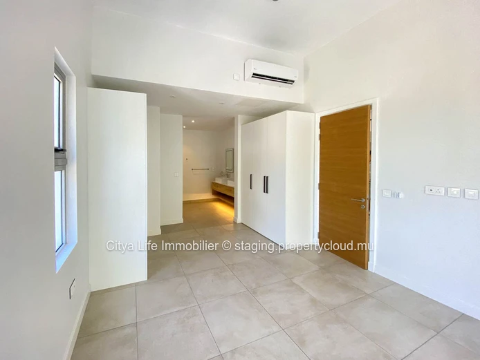 Appartement PDS à vendre à Grand Gaube, 185m², 3 chambres, piscine commune, proche écoles et magasins, meublé, climat...