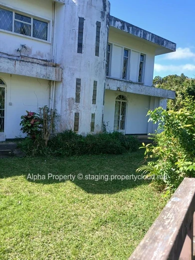 "Spacious 6-bedroom House in Moka with Office, 250m² Living Area, 2,500m² Land - Only Rs 25M!"