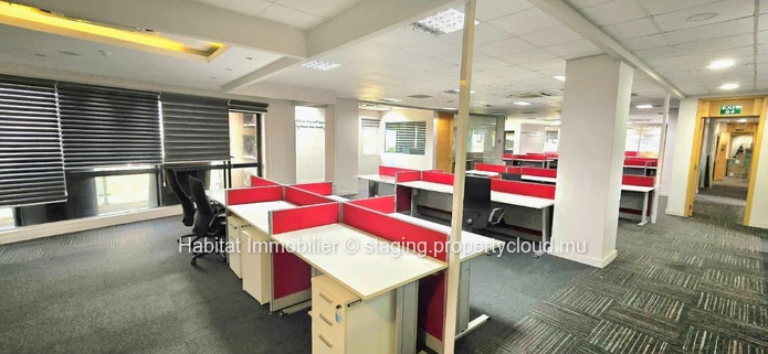 To rent : This air-conditioned furnished office of 984 m² is located in the heart of the prestigious business centre ...