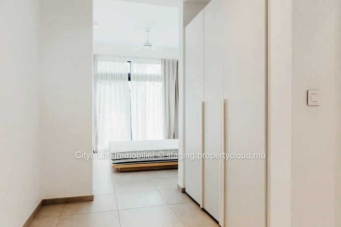 REZ+2 à vendre à Pointe aux Canonniers, 165m², 3 chambres, bureau, piscine commune. Terrain en toute propriété. Rs.