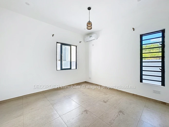 New villa in a residential area (Sole Mandate)