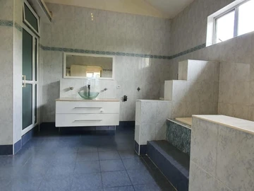 5 Bedroom Villa