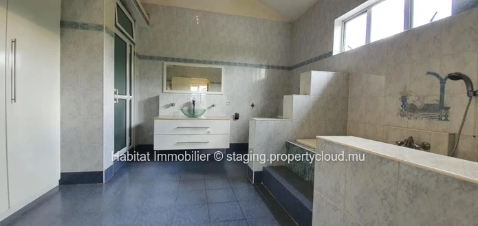 A VENDRE - Maison spacieuse non-meublée de 696 m2 à Floréal. 