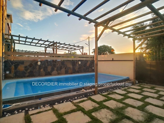 Jolie maison sur 2 niveaux avec une piscine et un rooftop