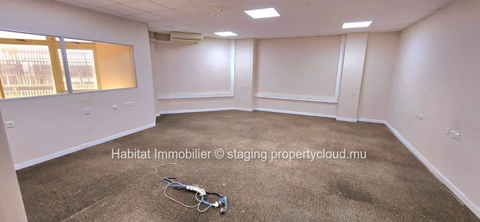 This exceptional unfurnished office of 940m2 located in the heart of the Cybercity of Ebene