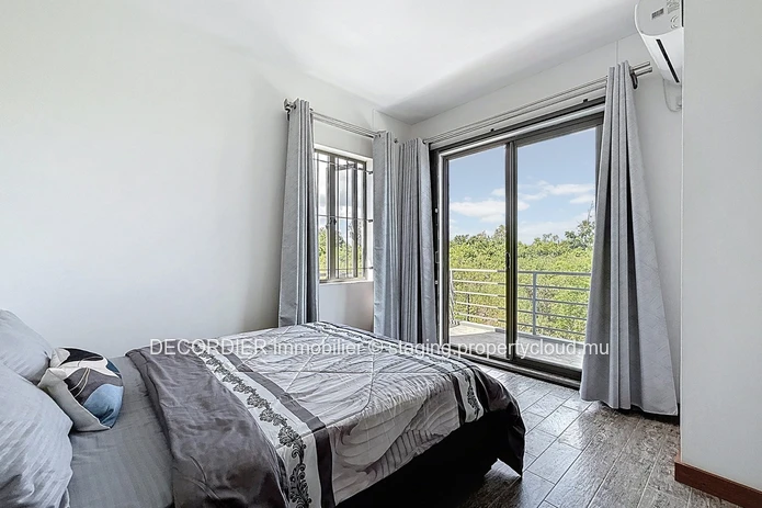 Découvrez cette maison idéalement située et sécurisée