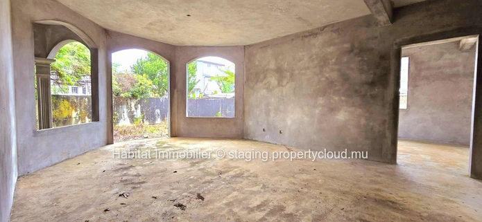 Unfinished family house, very spacious, of 420m2 on a plot of 219 toises, located in the center of Curepipe