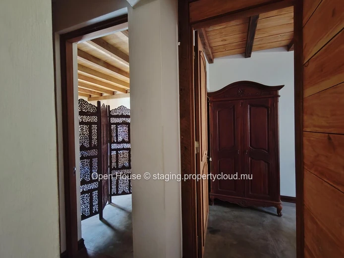 VILLA MAURICIEN à vendre à Tamarin, Rivière Noire. 390m², 4 chambres, piscine privée, cuisine équipée, jardin.