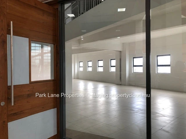 Modern  office with mezzanine in Phoenix – Central location with easy motorway access