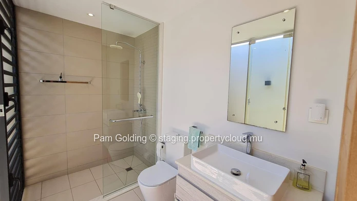 "Villa PDS à vendre à Grand Baie, 325m² habitable, terrain 511m², 4 chambres. Prix $. Ne manquez pas!"