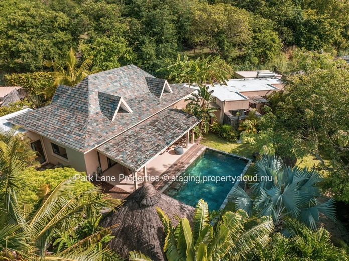 Mountain Retreat Oasis: Tropical Luxury Villa with Resort Amenities