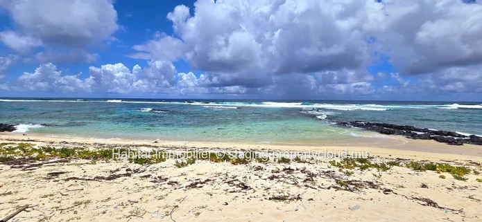 Maison non-meublée de 290m² sur un terrain à bail de 680 toises avec un accès privé à la mer à Poste Lafayette