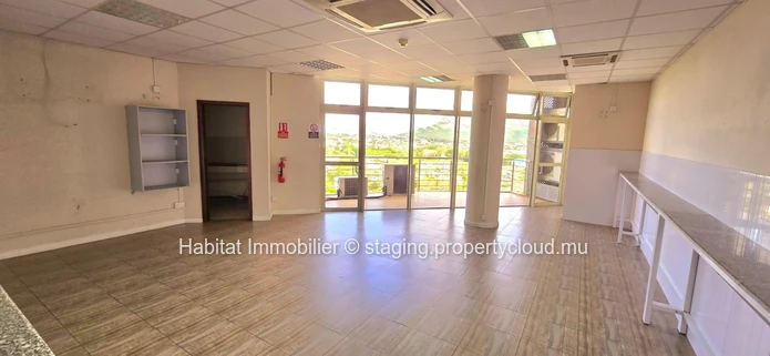 This exceptional unfurnished office of 940m2 located in the heart of the Cybercity of Ebene