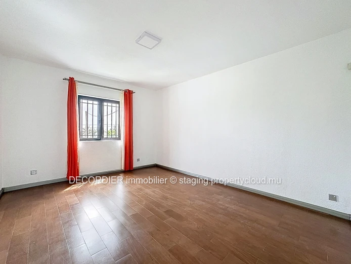 Unique opportunity: house with apartments, studio and sea view!