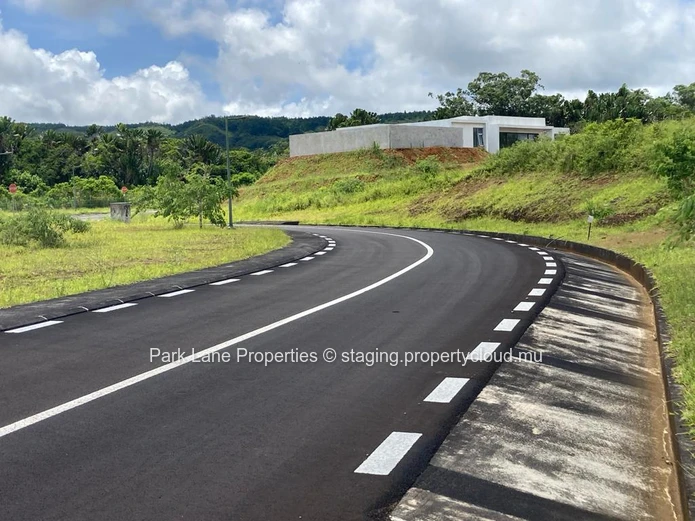 Terrain de 1976 m2 à Avalon : L'Opportunité de Construire Votre Maison de Rêve