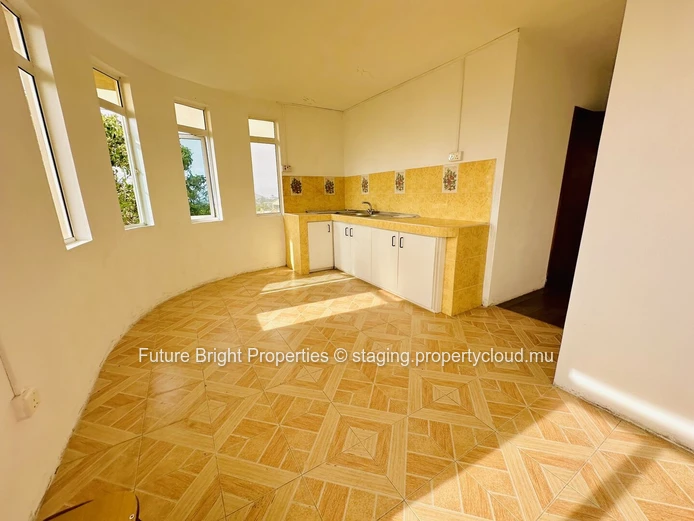 À vendre : Maison de 3 étages avec 6 chambres, idéale pour un investissement.