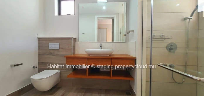 TO RENT - Beautiful beachfront apartment of 133 m2 furnished and equipped on the ground floor located in Belle Mare