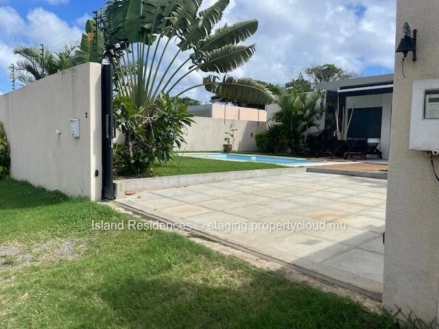 Single-story furnished house with 3 bedrooms, pool and parking