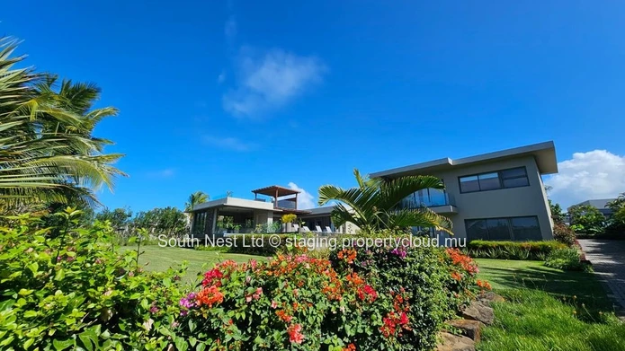 4-bed villa with a modern architecture in a prestigious golf estate