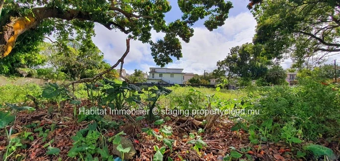 A VENDRE - Occasion unique d'acquérir ce terrain d'angle de 409 toises (1,554 m2) à Curepipe