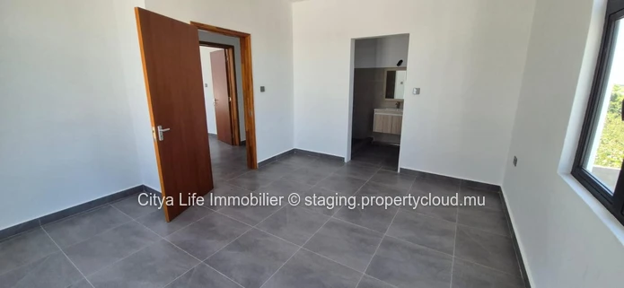 Maison à vendre à Grand Gaube, 250m², terrain de 520m², 4 chambres, piscine privée. Prix : Rs.