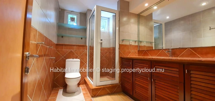A VENDRE - magnifique appartement au rez-de-chaussée de 185 m2 meublé et équipé se situe à quelques minutes du centre...