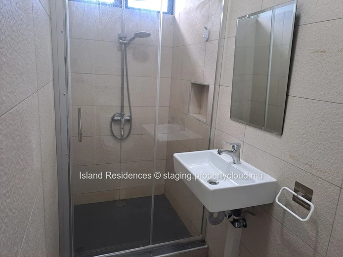 Recent fully furnished house with 3 bedrooms, pool and carport