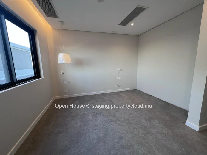 Penthouse face à la mer à Rivière Noire, 280m², 3 chambres, piscine privée, vue mer panoramique.