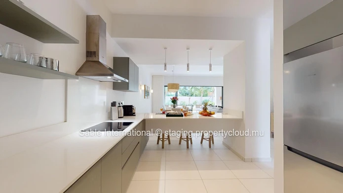 Luxury G+2 Apartment with Communal Pool in Péreybère, 143m² Living Space, Sea Access, Close to Amenities 