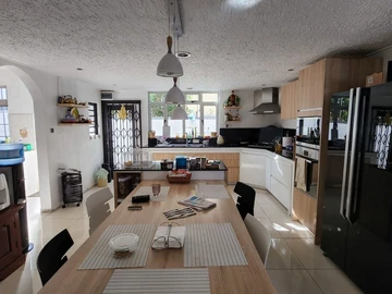 6 Bedroom House