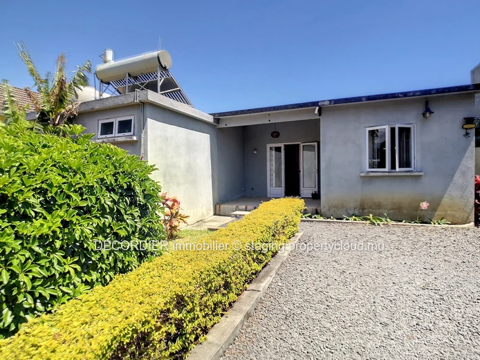 Jolie maison avec piscine et jardin