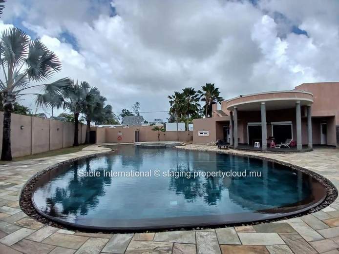 Villa for Rent in Péreybère with Communal Pool, Garden, and Modern Amenities - Ideal for Families