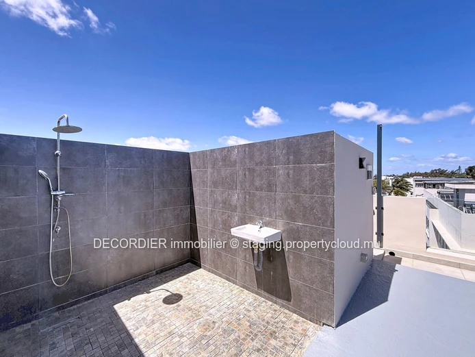Penthouse with sea view in Pereybere