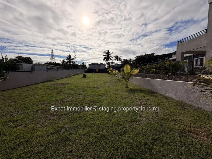 Villa neuve 3 chambres avec piscine privative à louer – Calodyne