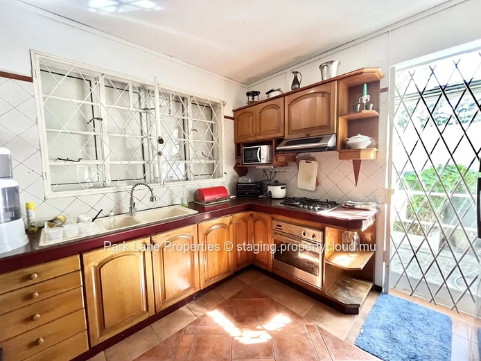 Emplacement de choix à Floreal : Maison polyvalente de 3 chambres avec potentiel d'Investissement