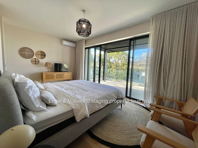Private-Lift Penthouse with Mountain Views