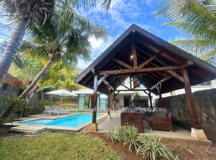 Villa PDS 181m², 3 chambres, piscine privée, proche bus et golf, meublée, climatisée, lumineuse.  à Rivière Noire.