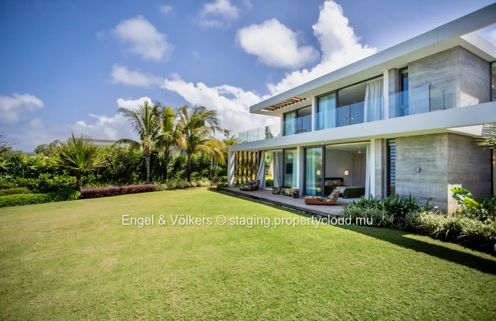 Refined Tropical Living in a Prestigious Golf Estate