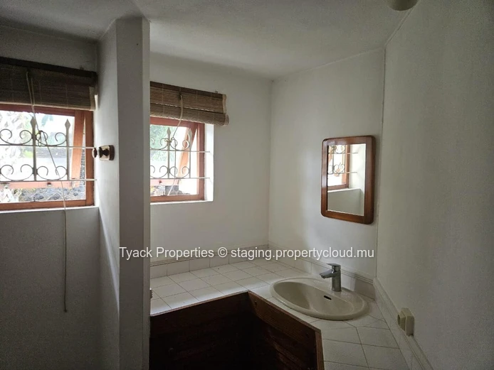 Villa for Sale in Pereybere – Spacious Home with Pool and Garden