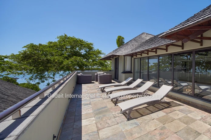 Invest in luxury on the west coast of Mauritius with this 630 m² villa offering ocean views
