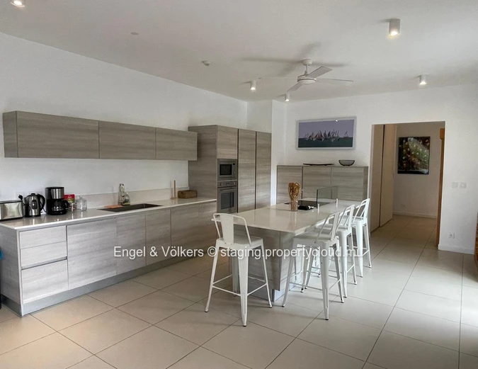 Stunning 2-Bedroom Apartment with views of the marina and mountains - Excellent Rental Investment