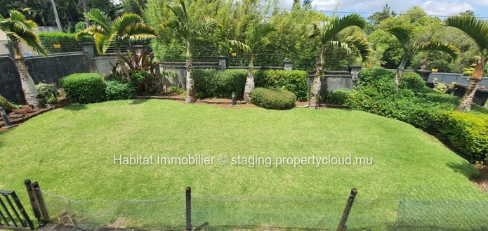 A VENDRE - Maison spacieuse non-meublée de 696 m2 à Floréal. 
