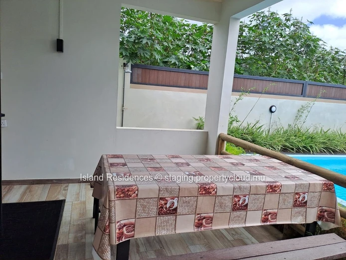 Recent fully furnished house with 3 bedrooms, pool and carport