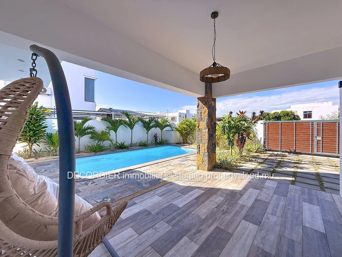 Stunning new house with swimming pool and garden