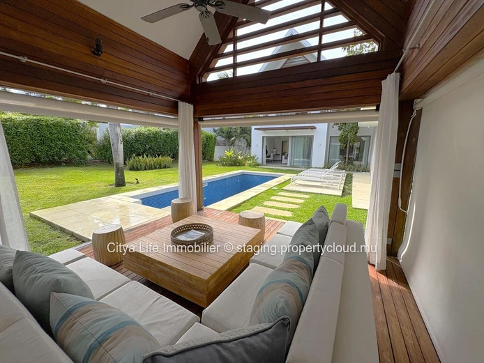 Villa SCS à vendre à Mon Choisy, 512m² habitables, 884m² terrain, 4 chambres, bureau, piscine privée. Prix : 1,850M €.
