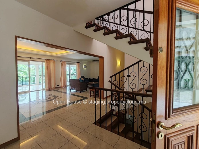 VILLA MAURICIEN à vendre à Tamarin, Rivière Noire. Surface habitable 600m², terrain 1,477m², 5 chambres, bureau, pisc...