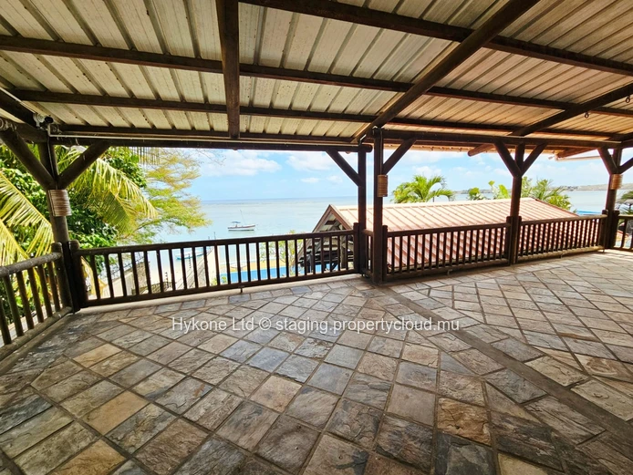 Maison Pied Dans L'eau En Vente À Baie Du Tombeau