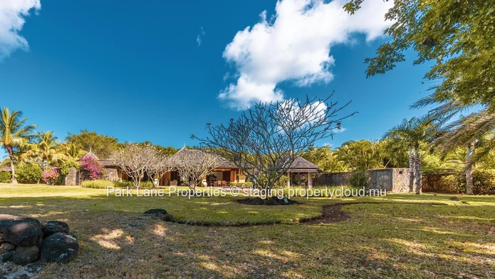 Villa de Prestige de 4 Chambres avec Piscine, Kiosk & Jardin au Tamarina Golf Estate